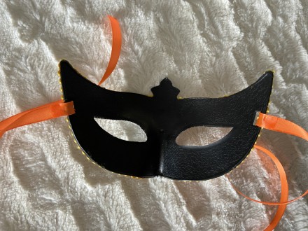 Карнавальная красивая серебряная маска с чёрными перьями украшенная цветком с бо. . фото 3