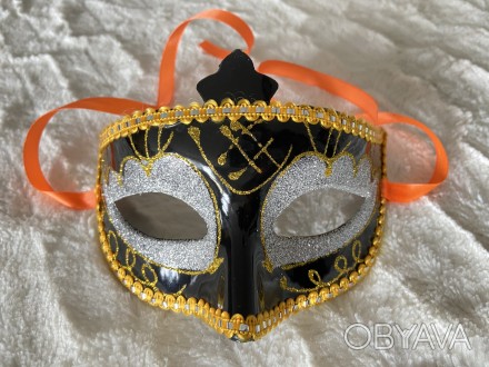 Карнавальная красивая серебряная маска с чёрными перьями украшенная цветком с бо. . фото 1