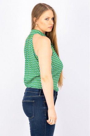 
Зелёная летняя блузка с открытыми плечами и лентой-шарфом завязывающийся на шеи. . фото 7