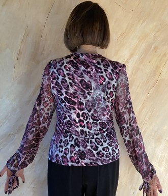 
Жіноча блузка с довгим рукавом з леопардовим принтом у фіолетових відтінках .Ро. . фото 6