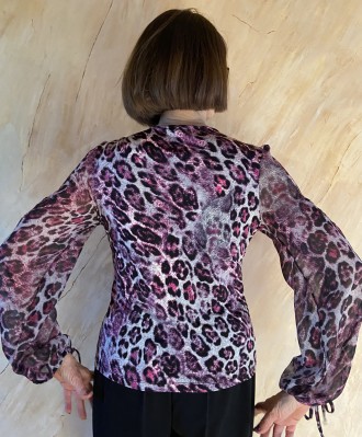 
Жіноча блузка с довгим рукавом з леопардовим принтом у фіолетових відтінках .Ро. . фото 3