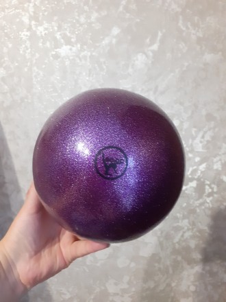 Блестящий мяч для художественной гимнастики диаметр 19см. Цвет фиолетовый с блес. . фото 6