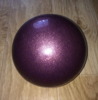 Блестящий мяч для художественной гимнастики диаметр 19см. Цвет фиолетовый с блес. . фото 5