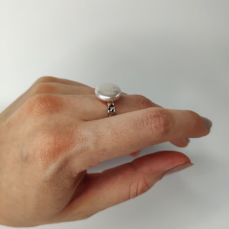Родированное серебряное кольцо 925 пробы с натуральным жемчугом барочным. Родиро. . фото 3
