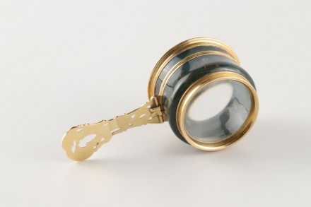 Изящная лупа в золотой оправе с ручкой в виде завитка и декоративной отделкой из. . фото 4