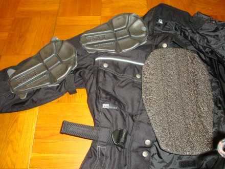 Есть также ещё несколько хороших кожаных и текстильных мотокурток и брюк с миним. . фото 6