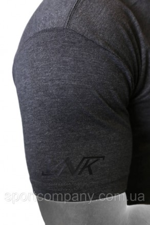 Футболка VNK Grey
Комфортна, стильна і практична футболка VNK Grey виконана з 10. . фото 7