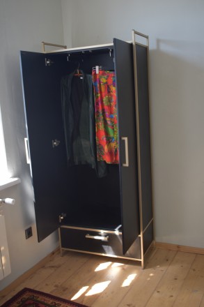 Чорний модерновий шкаф для одягу.
Висота 175 см
Ширина 80 см
Ґлибина 40 см
П. . фото 4