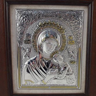 Изображенные на иконе свободно раскрытые взгляд и небольшой, рот Пресвятой Девы . . фото 3