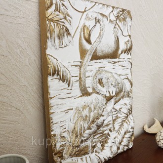 Барельеф маленькая пара фламинго выполнена в белом цвете с золотой позолотой. Из. . фото 4
