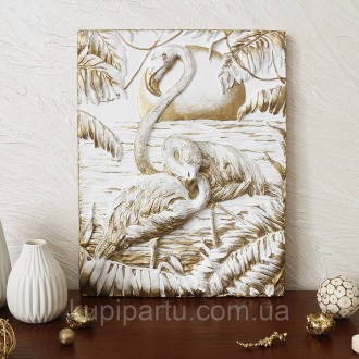Барельеф маленькая пара фламинго выполнена в белом цвете с золотой позолотой. Из. . фото 2