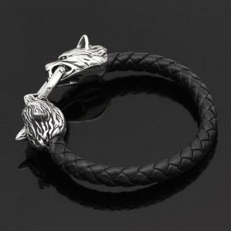 Цей браслет із чорних переплетених ремінців з унікальними деталями у формі вовкі. . фото 2