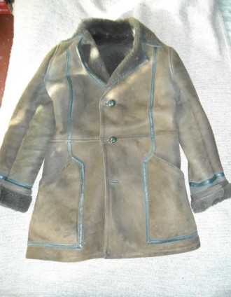 Мужская дубленка б/у, стиль пиджак, размер М, длина рукава 63,5.Цвет болотный.. . фото 2