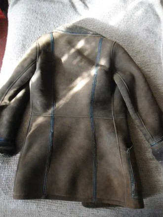 Мужская дубленка б/у, стиль пиджак, размер М, длина рукава 63,5.Цвет болотный.. . фото 4