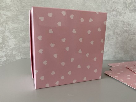 Подарункова коробка рожевого кольору з білими серцями.
Розмір: 14 см*14 см, вис. . фото 7