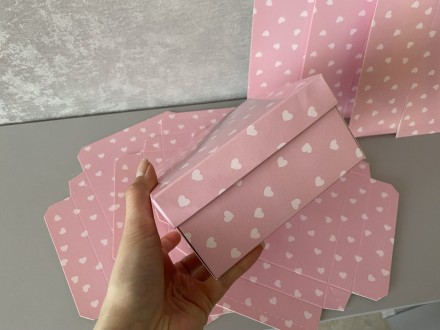 Подарункова коробка рожевого кольору з білими серцями.
Розмір: 14 см*14 см, вис. . фото 8