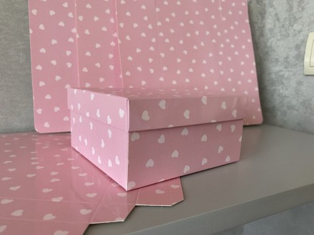 Подарункова коробка рожевого кольору з білими серцями.
Розмір: 14 см*14 см, вис. . фото 3