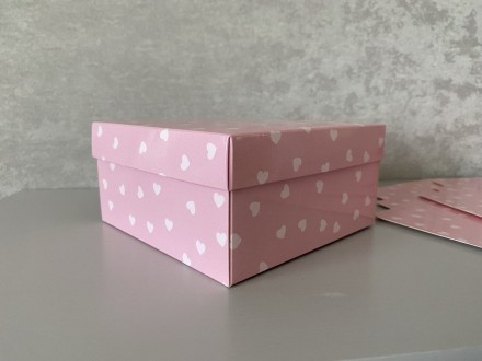 Подарункова коробка рожевого кольору з білими серцями.
Розмір: 14 см*14 см, вис. . фото 4