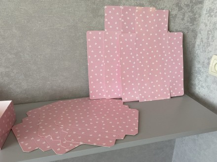 Подарункова коробка рожевого кольору з білими серцями.
Розмір: 14 см*14 см, вис. . фото 6