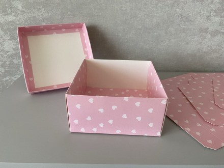 Подарункова коробка рожевого кольору з білими серцями.
Розмір: 14 см*14 см, вис. . фото 5