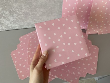 Подарункова коробка рожевого кольору з білими серцями.
Розмір: 14 см*14 см, вис. . фото 2