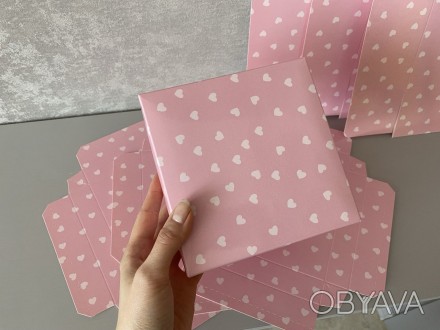 Подарункова коробка рожевого кольору з білими серцями.
Розмір: 14 см*14 см, вис. . фото 1