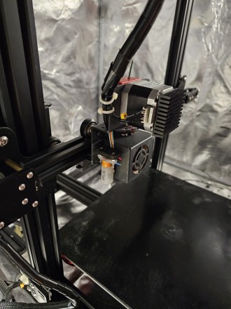 Моденрнізован й 3D принтер Creality CR-10.

Проведені наступні модифікації:
З. . фото 3