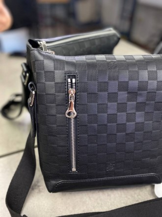 
 
 Мессенджер Louis Vuitton из натуральной кожи в стиле "Infini"
Цвет : черный
. . фото 10