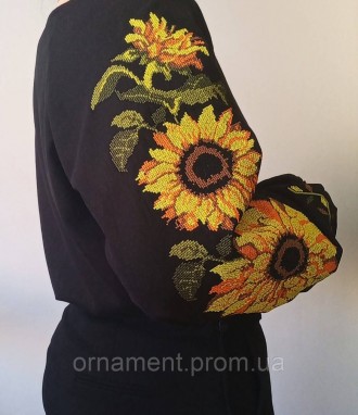 
Стильна жіноча чорна вишиванка з яскравими соняшниками на рукавах, це зоба любо. . фото 4