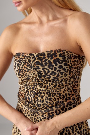 Приталенное платье с леопардовым принтом без бретелей - это настоящий шедевр мод. . фото 5