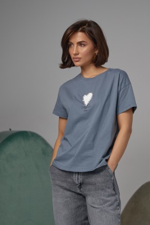 Стиль кроется в деталях. Эта женская футболка украшена спереди сердцем из бисера. . фото 9