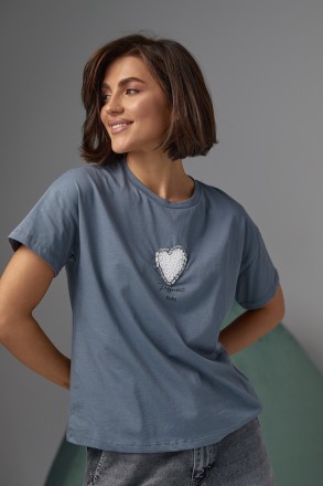 Стиль кроется в деталях. Эта женская футболка украшена спереди сердцем из бисера. . фото 6