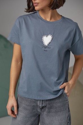 Стиль кроется в деталях. Эта женская футболка украшена спереди сердцем из бисера. . фото 5