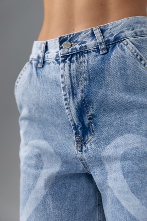 Женские джинсы с принтом в форме сердца - это очаровательный и стильный элемент . . фото 5