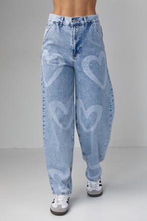 Женские джинсы с принтом в форме сердца - это очаровательный и стильный элемент . . фото 2