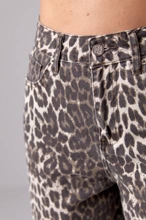 Женские джинсовые шорты-бермуды с леопардовым узором – это яркий и стильный элем. . фото 5