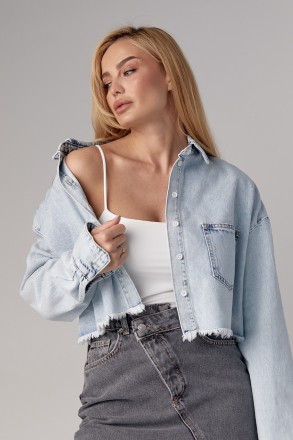 Женская джинсовая укороченная куртка - это стильный и универсальный элемент гард. . фото 2