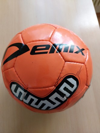 Яркий, прочный, тренировочный футбольный мяч универсального использования. Такой. . фото 3