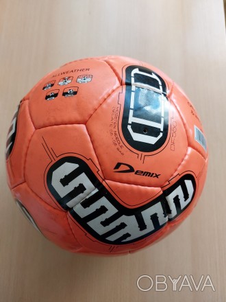 Футбольный мяч Demix с насосом Demix
