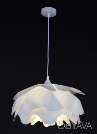 Подвесной светильник в виде цветка, лепестки изготовлены из пластика, высота рег. . фото 1