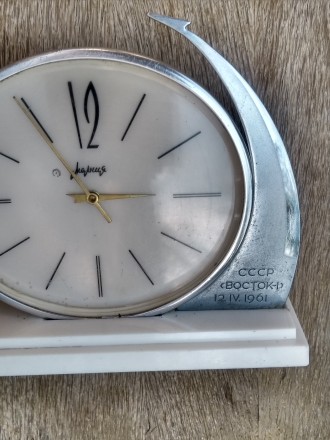 настільний годинник Блискавка  СРСР Схід -1  12. ІV.1961
годинник на ходу, всі . . фото 4