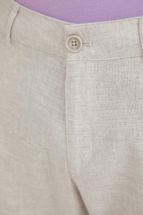 Базовые мужские брюки прямого кроя из микса вискозы и льна. Мягкая ткань позволя. . фото 6