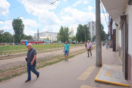 С фасадом на круг трамвая та активний потік людей, з чудовою візуалізацією на Са. Салтовка. фото 5