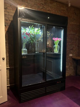 Продається двухдверний холодильник-вітрина для квітів у відмінному робочому стан. . фото 3
