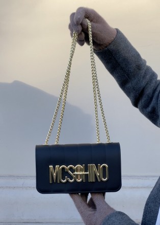 
ВИДЕООБЗОР
Женская классическая сумка MCSOHINO
Сумочка на два отделения выполне. . фото 2