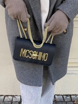 
ВИДЕООБЗОР
Женская классическая сумка MCSOHINO
Сумочка на два отделения выполне. . фото 9