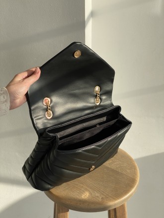 
Женская сумочка кросс-боди с золотой фурнитурой на два отдела
Размеры - 34х20х8. . фото 4