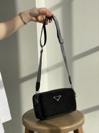 
Женская сумочка кросс-боди на один отдел с серебряной фурнитурой
Размеры - 21х6. . фото 6