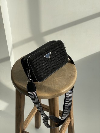 
Женская сумочка кросс-боди на один отдел с серебряной фурнитурой
Размеры - 21х6. . фото 3