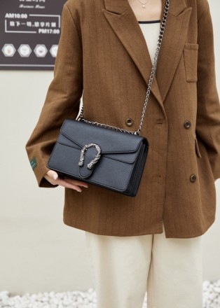 
Женская классическая сумка с подковой
Сумочка на цепочке сделана в классическом. . фото 3